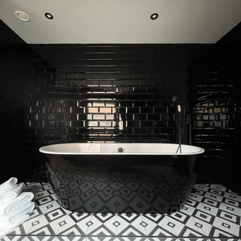 Large Bath Tub in Groupy Room